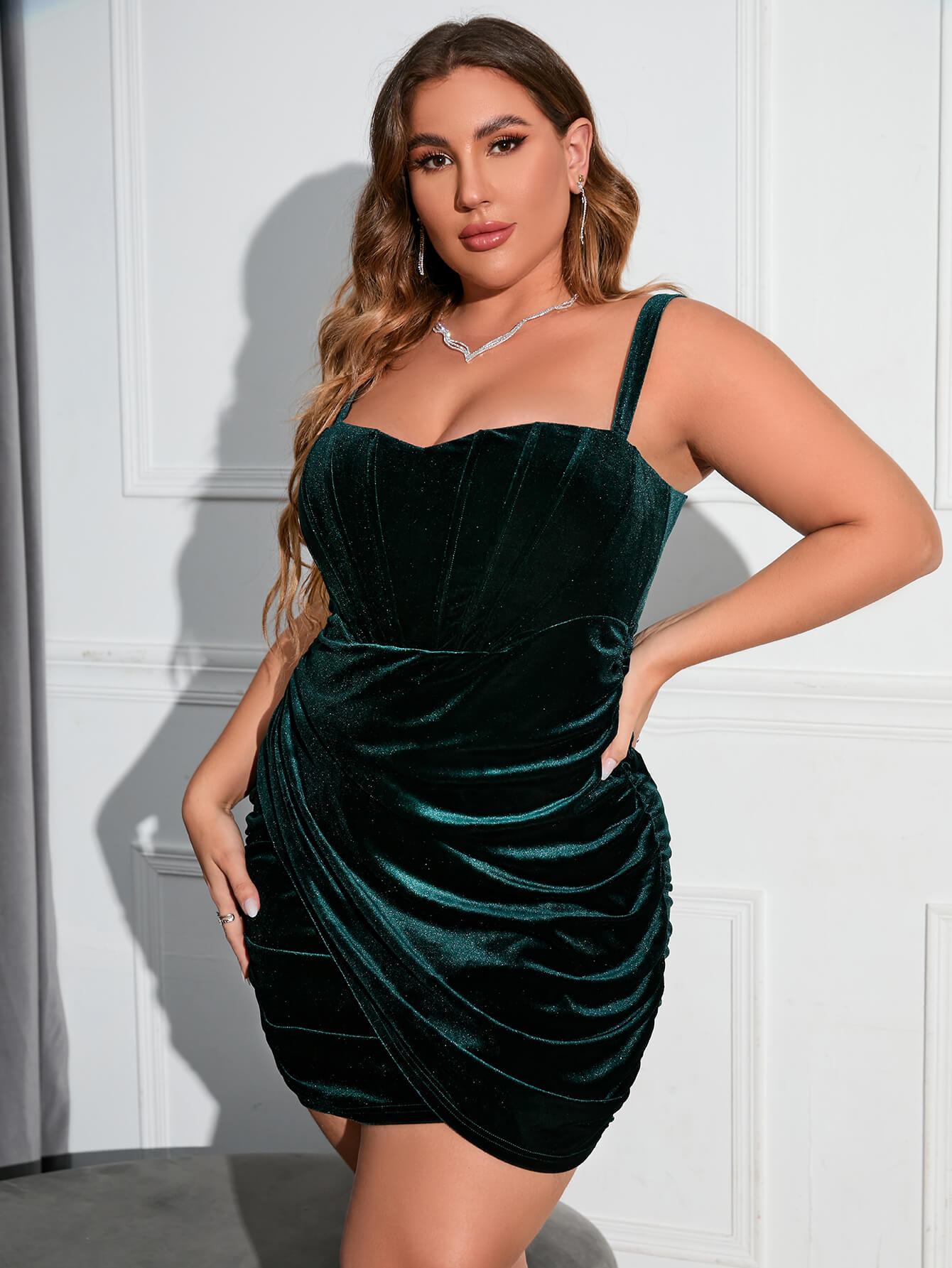 plus ruched velvet bodycon dress green side#color_green